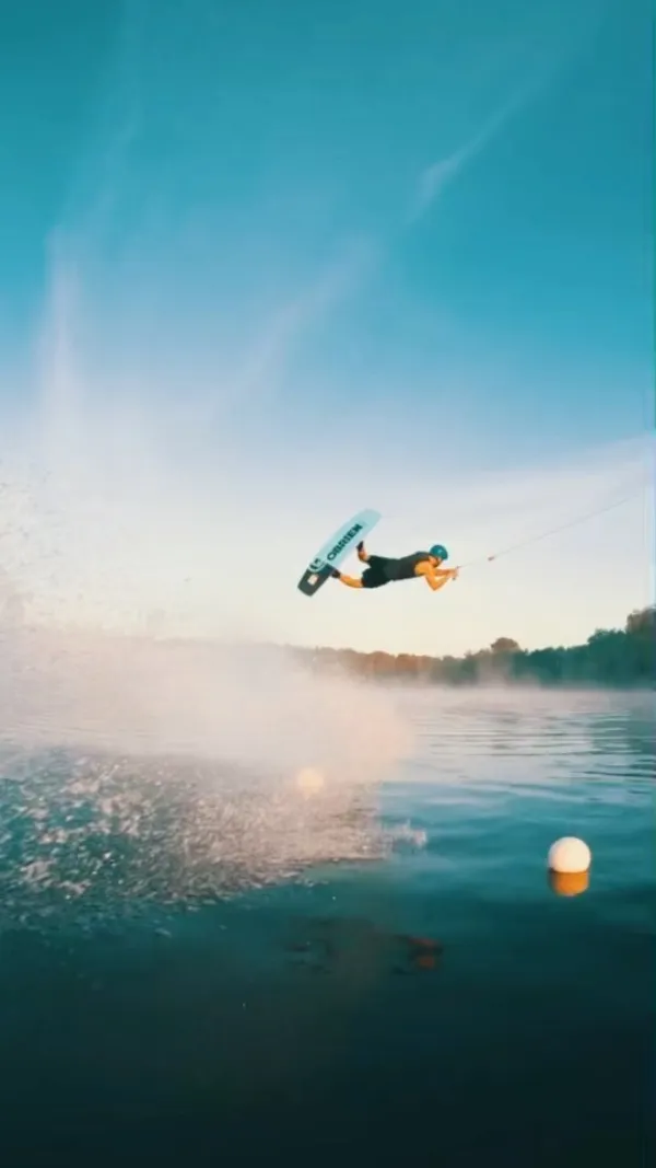Wakeboard Aerial-Trick bei Sonnenaufgang